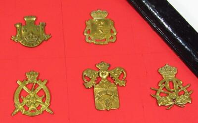 Various metal artillery cap badges - 18