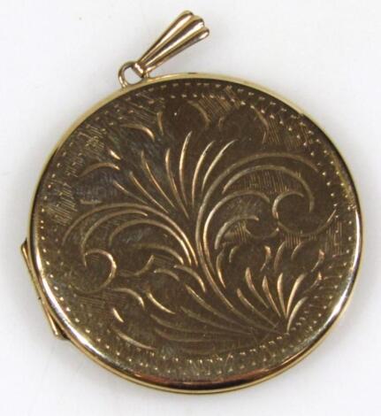 A 9ct gold locket.