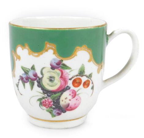 An 18thC green ground Worcester porcelain coffee cup