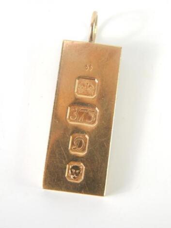 A 9ct gold ingot pendant