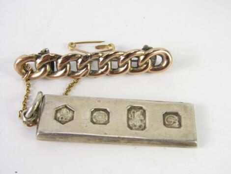 A 9ct gold bar brooch and a silver ingot pendant (2).