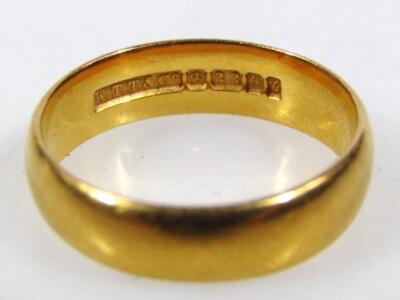 A 22ct gold wedding band - 2