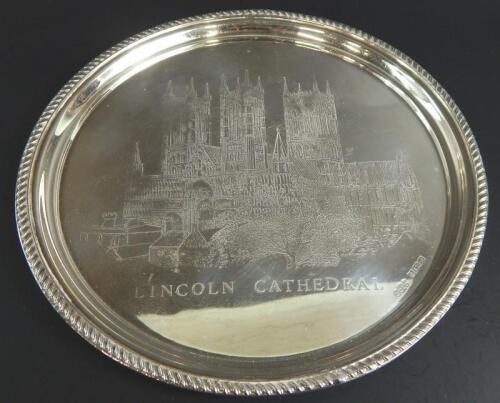 An Elizabeth II commemorative waiter or salver