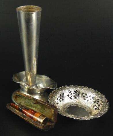 A collection of small silver and silver mounted items