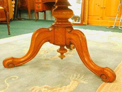 A Victorian oak oval breakfast table - 2