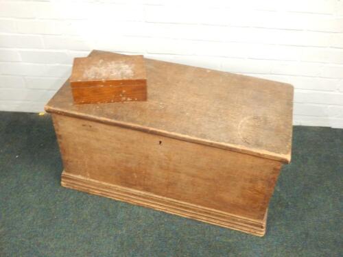 A Victorian scumbled pine blanket box