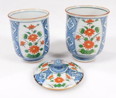 A pair of tall tea bowls and covers - 6