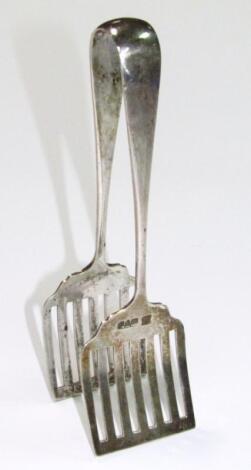 A pair of George V silver asparagus tongs