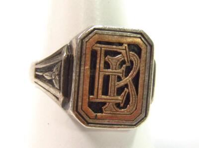A gentleman's bi-colour signet ring - 2