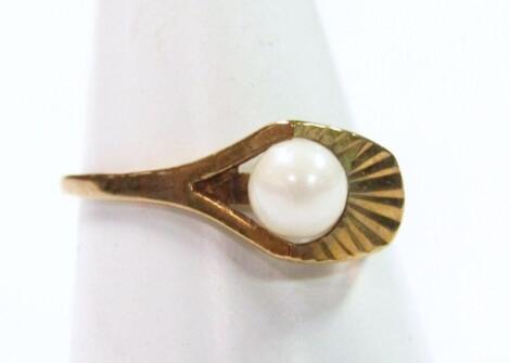 A 9ct gold cultured pearl ring