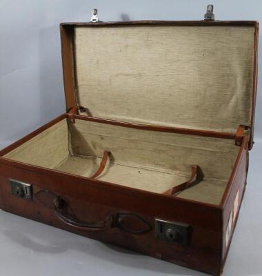 An early 20thC tan leather travelling case - 2