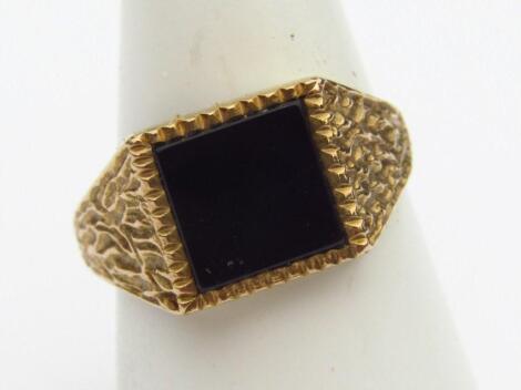 A 9ct gold signet ring