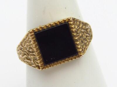 A 9ct gold signet ring