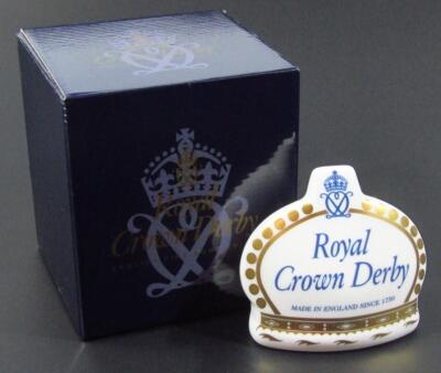 A Royal Crown Derby 10th Anniversary 1994-2004 Crown paperweight ornament - 4