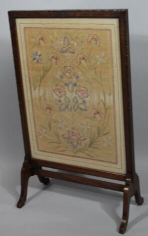 An early 20thC oak fire screen