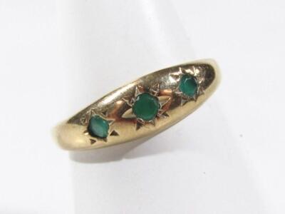 An emerald three stone ring - 4