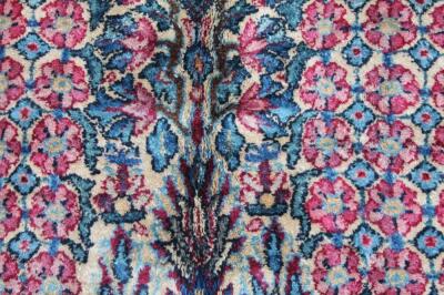 A fine old Persian carpet - 5