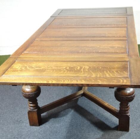 A late Victorian oak draw leaf dining table