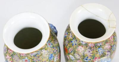 A pair of Chinese porcelain vases - 5