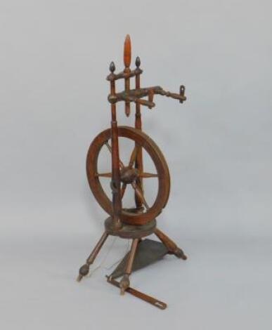 A 19thC oak spinning wheel