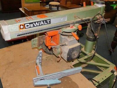 A DeWalt docking radial arm saw DW8001 - 2