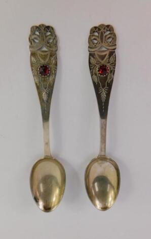 A pair of Continental fruit spoons