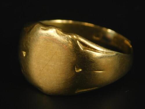 An 18ct gold signet ring