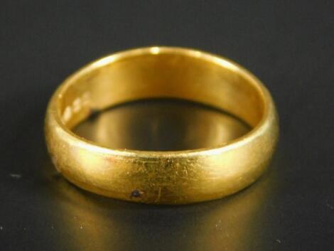 A 22ct gold wedding band