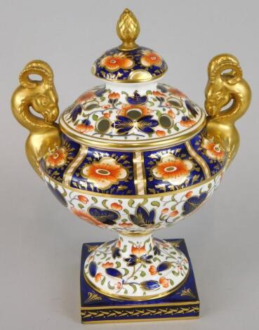 A 19thC Davenport Imari pattern porcelain pot pourri vase and cover