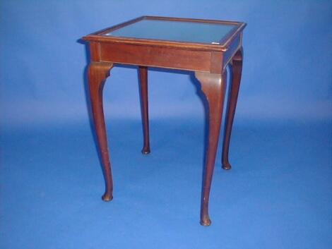 An Edwardian mahogany bijouterie table with glazed lift top and cabriole legs