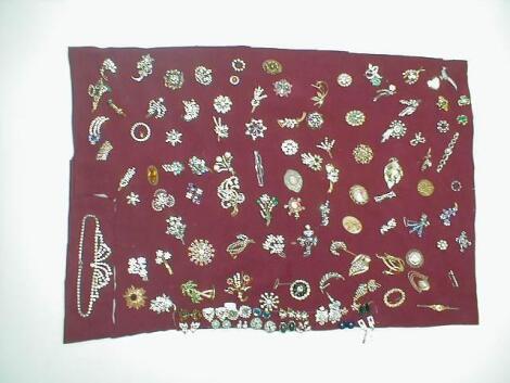 A quantity of costume jewellery