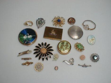 A small quantity of costume jewellery and compacts £20-30