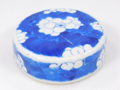 A Chinese porcelain blue and white ginger jar and cover - 7