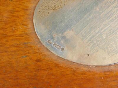 An Edwardian mahogany and plated twin handled oval galleried tray - 2