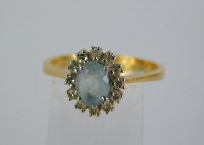 An 18ct gold and oval cut aquamarine ring