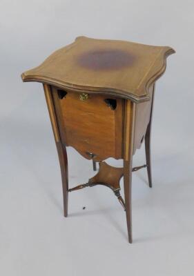 An Edwardian mahogany and satinwood banded bridge table - 3