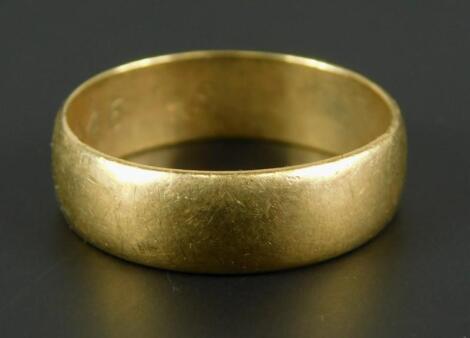 A 9ct gold wedding band