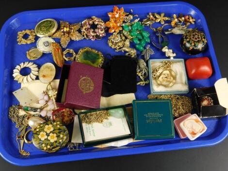 A quantity of costume jewellery brooches