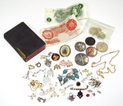 A quantity of jewellery and coinage