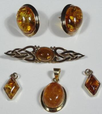 A 9ct gold amber brooch