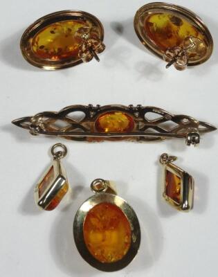 A 9ct gold amber brooch - 2