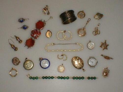 A quantity of 9ct gold and other small jewellery items including lockets