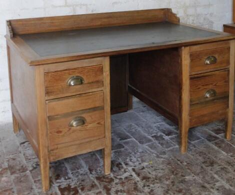 An early 20thC pine desk