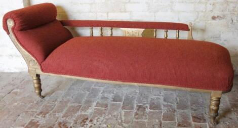 An early 20thC carved walnut framed chaise longue