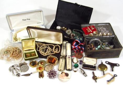 A quantity of costume jewellery