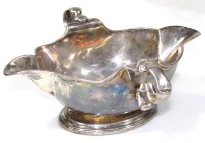 A Harlequin pair of George II silver sauce boats - 2