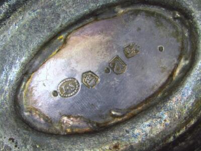 A Harlequin pair of George II silver sauce boats - 4