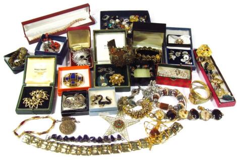 Costume jewellery. A selection of vintage and modern bangles