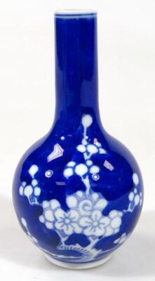 A Chinese porcelain blue and white vase - 9