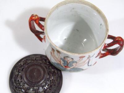 A 19thC Chinese porcelain loving cup with bulbous body and entwined handles - 4